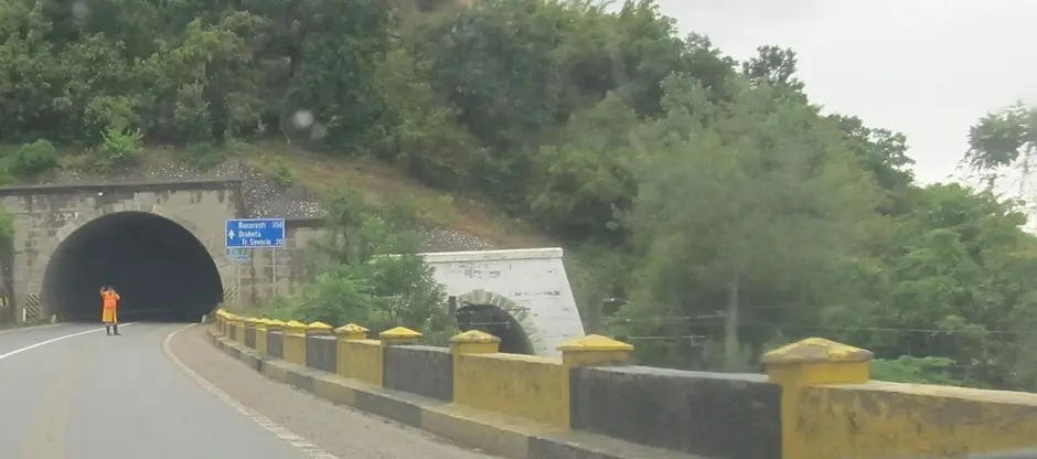 Parapetul de beton de lângă tunelul Bahna, pe DN6, vopsit alternativ în galben și negru, ca să se vadă de departe.